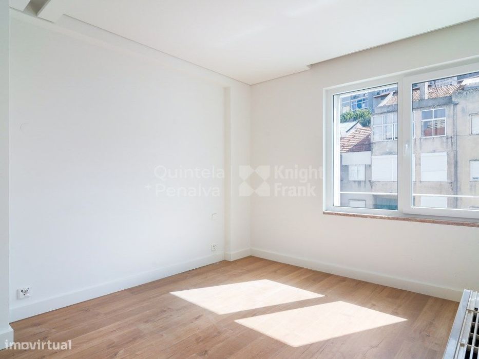 Apartamento T2 com varanda para arrendamento em Algés