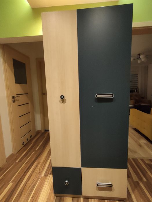 Meble dziecięce-  szafa + 2 regały