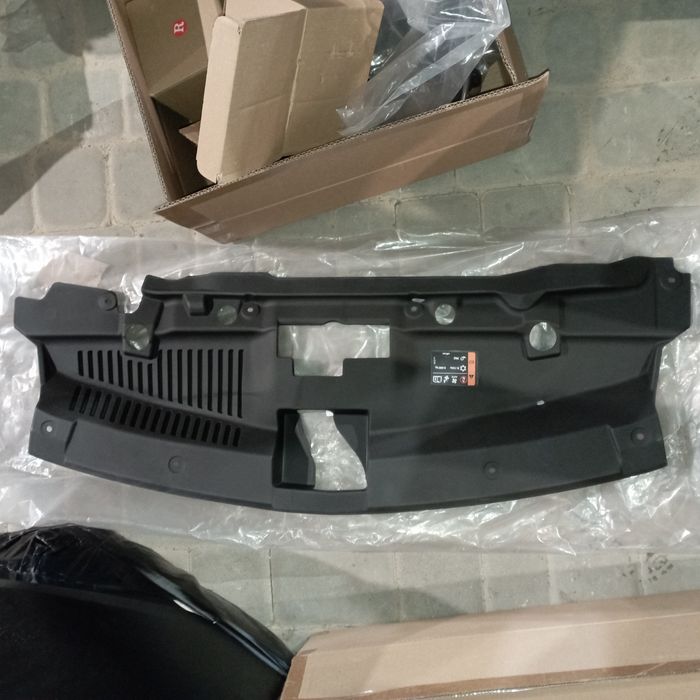 Накладка замка капота Chevrolet Trax 17-21