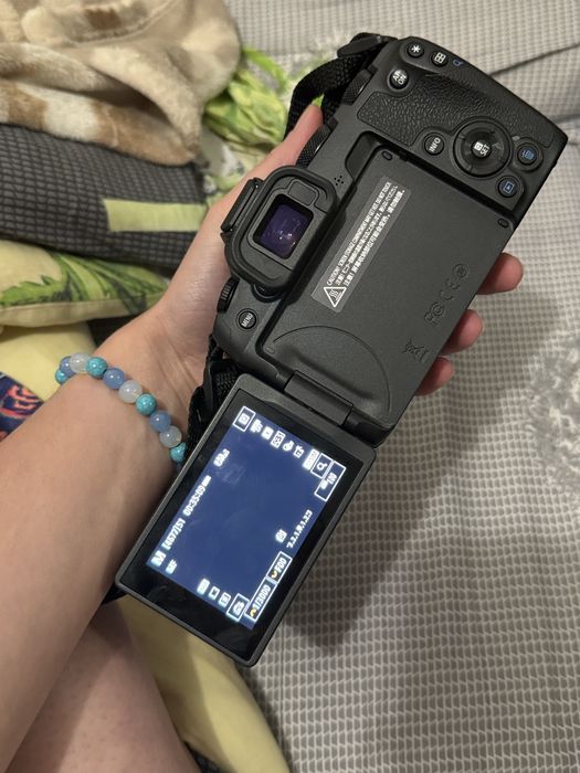Продам камеру (фотоапарат) canon R8 повнокадровий