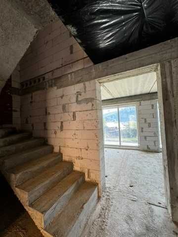 Продається 4 кім. квартира в м. Яремче (паркрмісце, власне подвір`я)