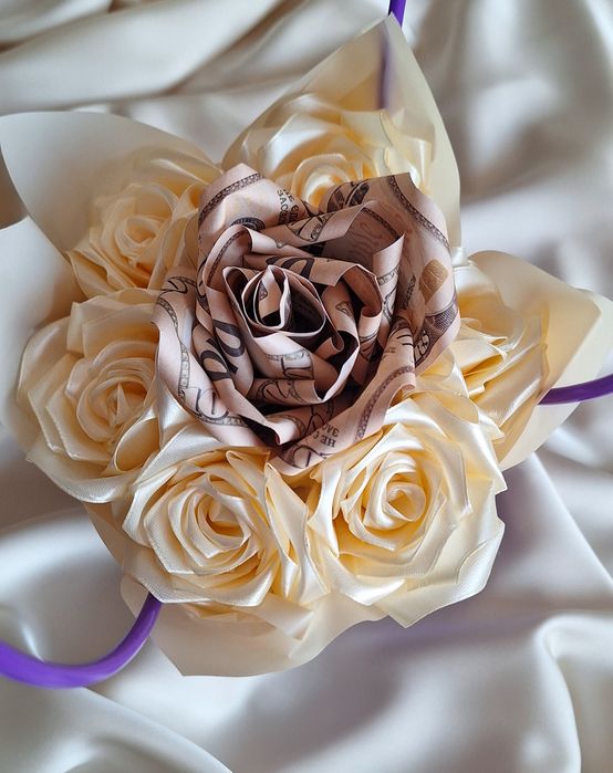 Букет із атласних троянд та  доларів