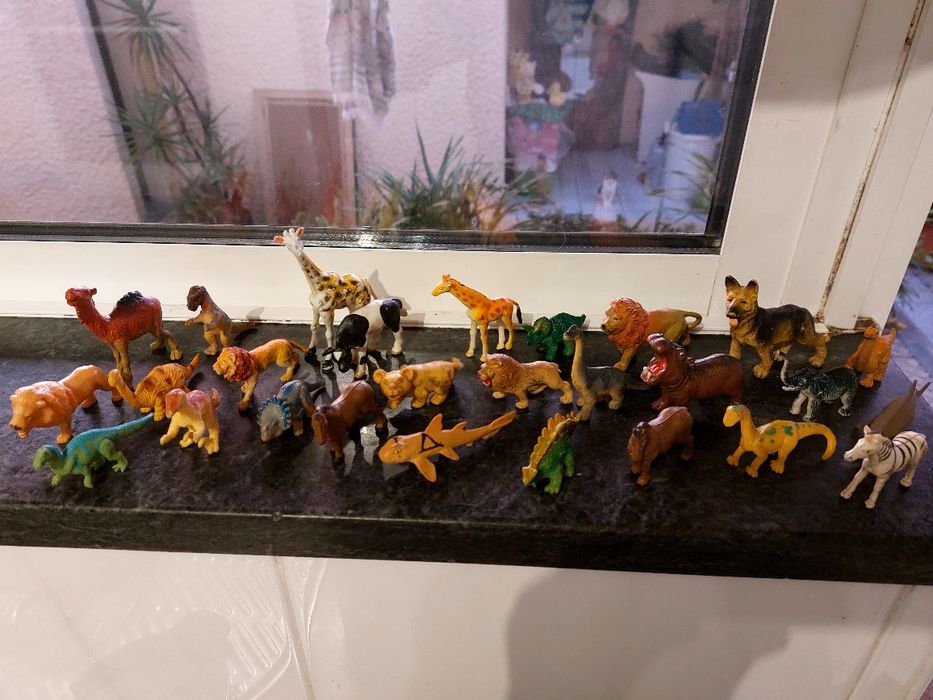Vários animais de coleção em miniatura