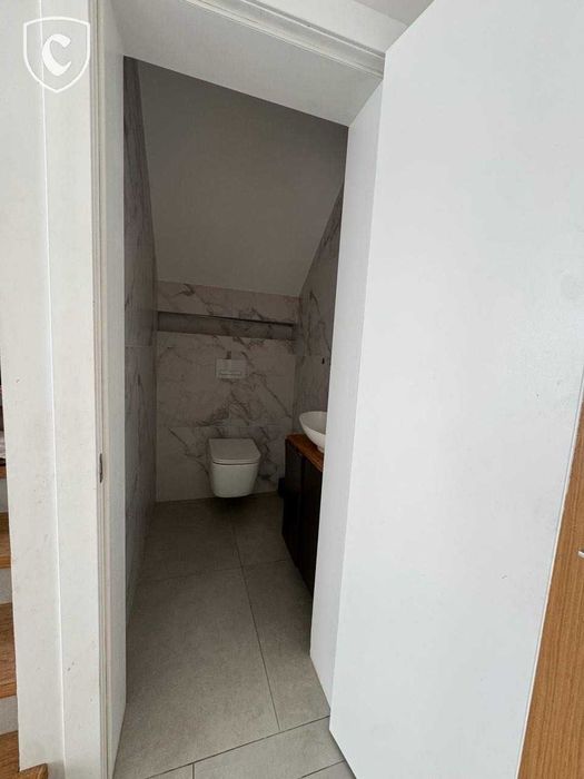 Сучасний будинок 175 м² з терасою та каміном у сосновому лісі.