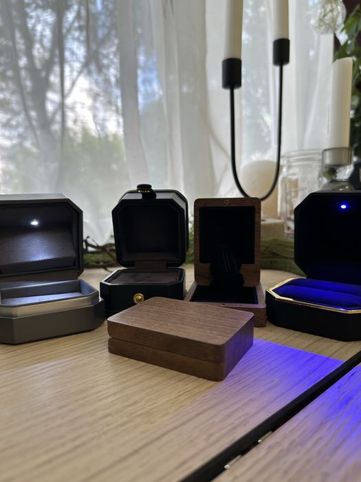 Коробочка для каблучки / Футляр для кільця (Дерево, LED підсвітка, Шкіра)