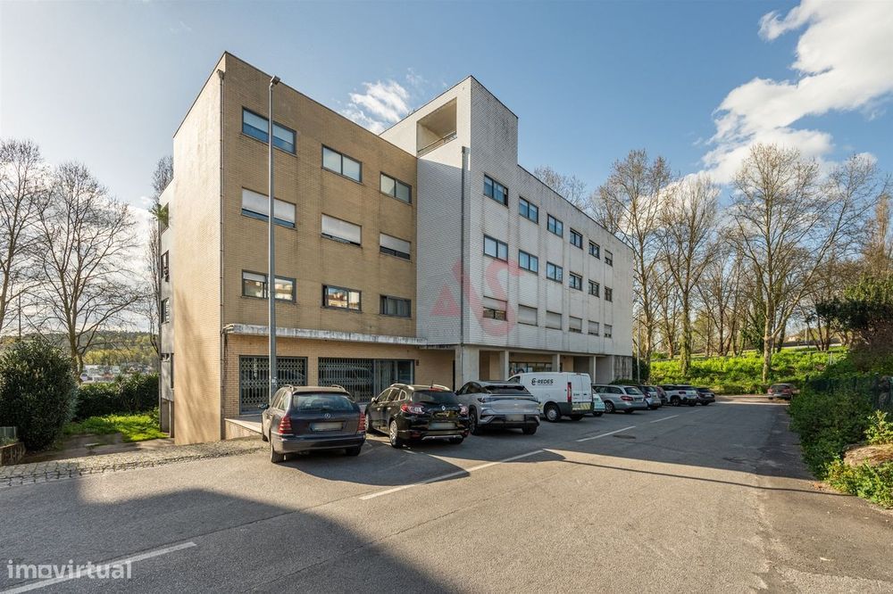 Apartamento T4 Duplex  (1 SUÍTE), com Elevador, Garagem Fechada p/ 2 C — Fermentões, Braga