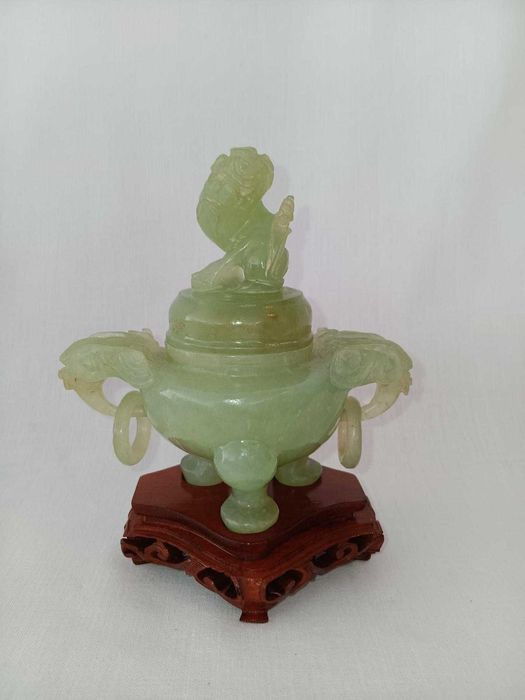 Incensário em jade esculpido