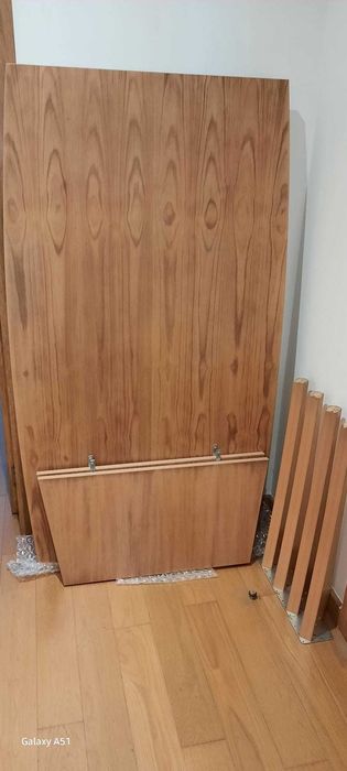 Mesa de jantar de madeira com 6 cadeiras