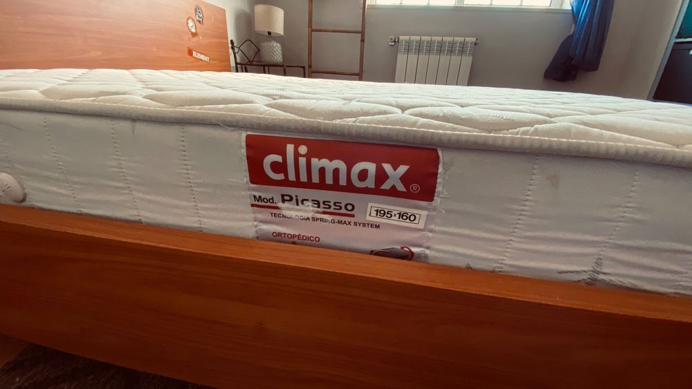 Cama de madeira com colchão 160x200