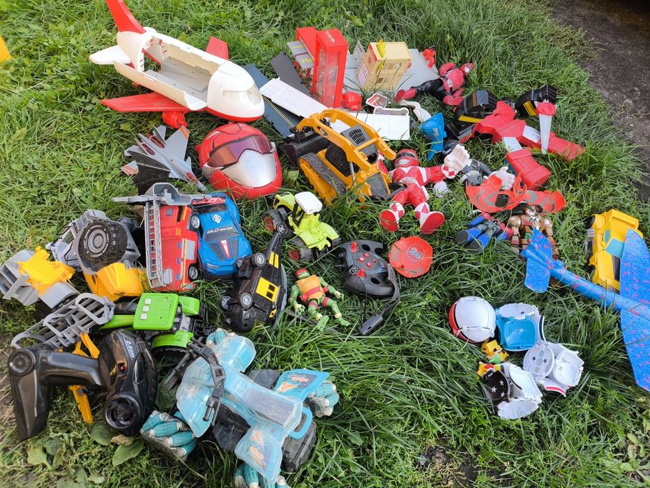 Zabawki dla chłopca roboty samochody pokemony