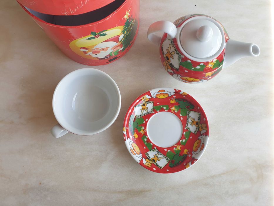 Conjunto de bule e chávena com motivos de Natal