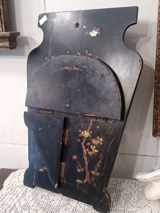 Peanha antiga em madeira pintada a mão