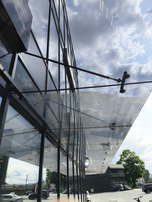 Mycie okien i przeszkleń, witryn, paneli - nie tylko na wysokości