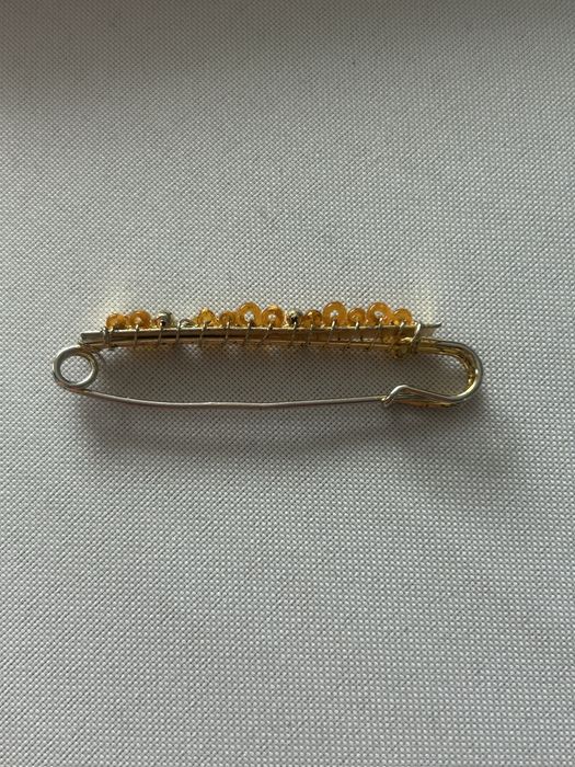 Broszka, agrafka z bursztynkami