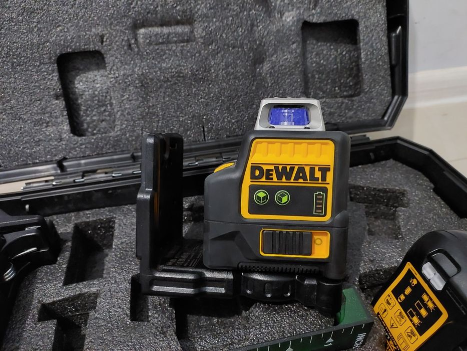 Dewalt Лазерний уровень в кейсе с аккумулятором 2 Ач DeWALT DCE0811D1G