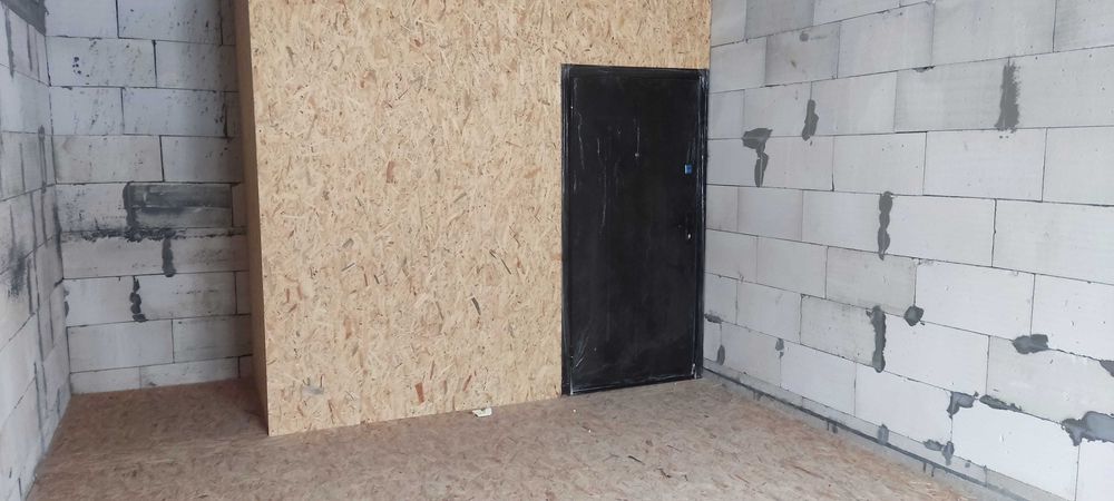 Продається двоповерховий гараж у Святопетрівському