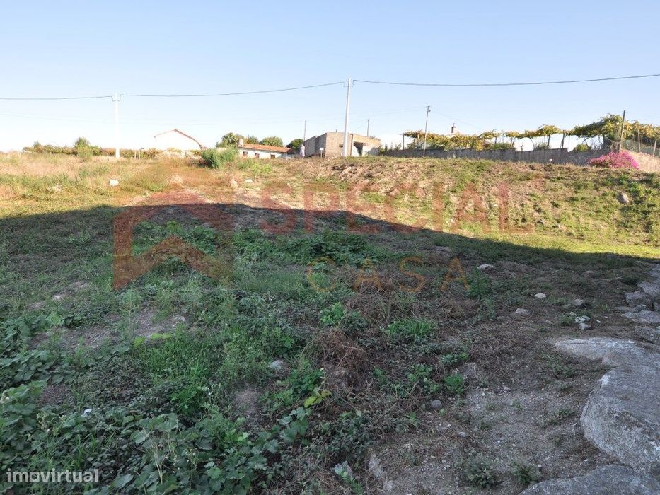 Terreno com 1.270m2, em Paredes