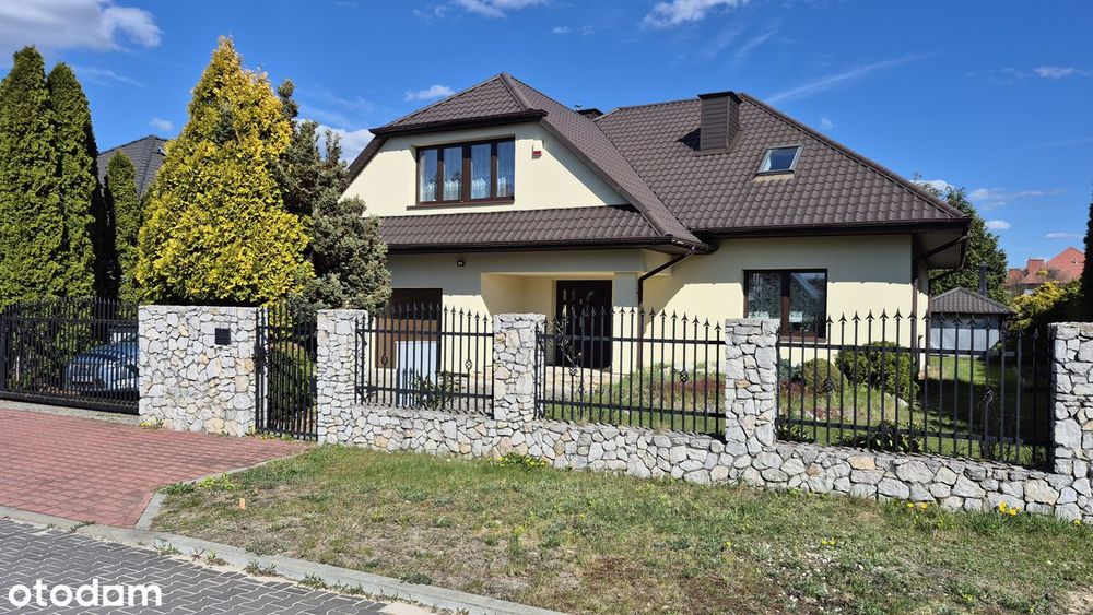Dom wolnostojący z garażem i altaną grilową
