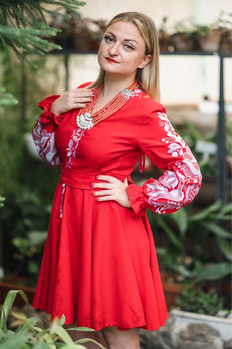 вишита червона сукня