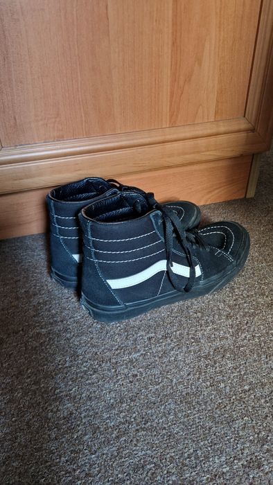 wysokie czarne buty vans