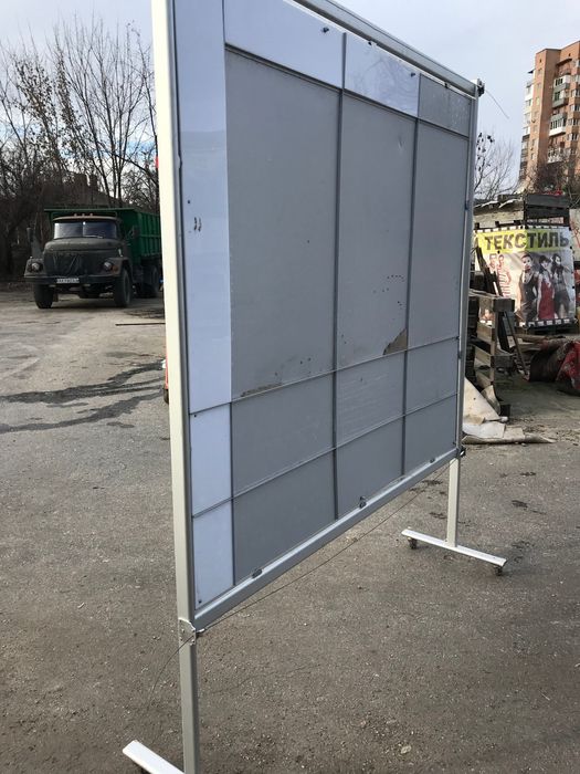 Экран проектора кинотеатра рекламный штенд