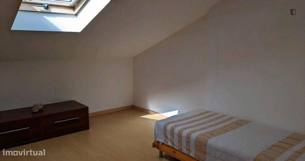 Quarto - localizado em Carcavelos Lisbon