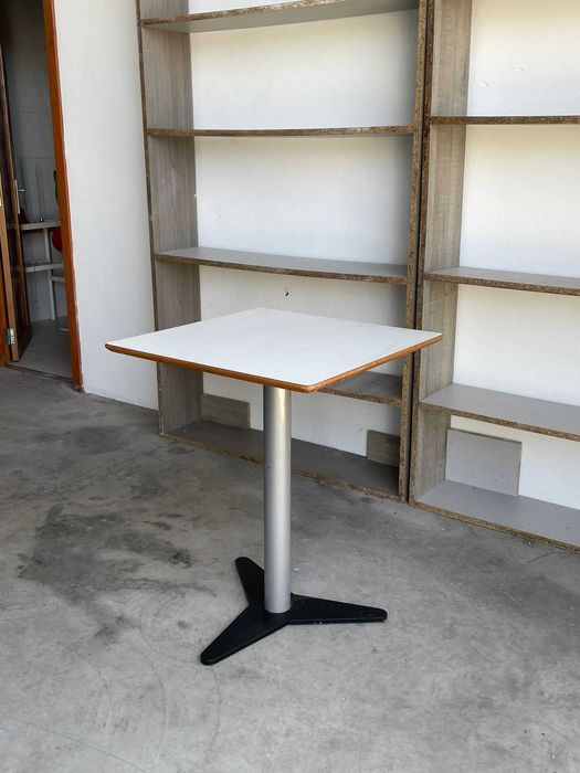 Mesa de tampo quadrado