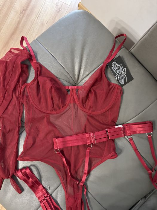 Mega seksowne body w pięknym kolorze plus rękawiece zestaw walentynki