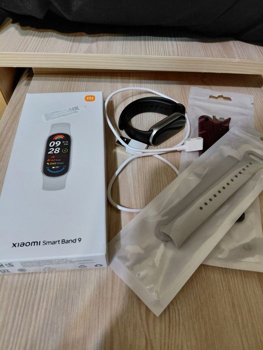 Продам Mi band 9 silver