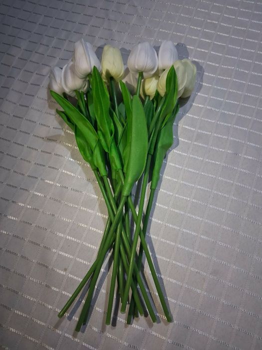 11 realistycznych, białych i mlecznych sztucznych tulipanów