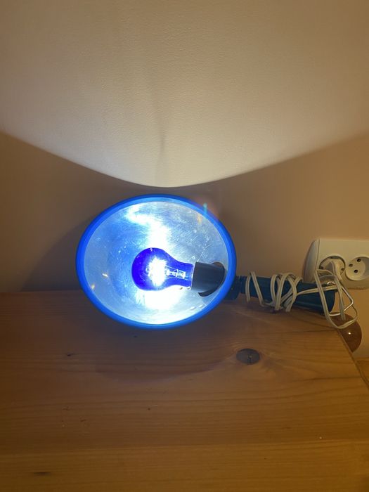 Лікувальна синя лампа .