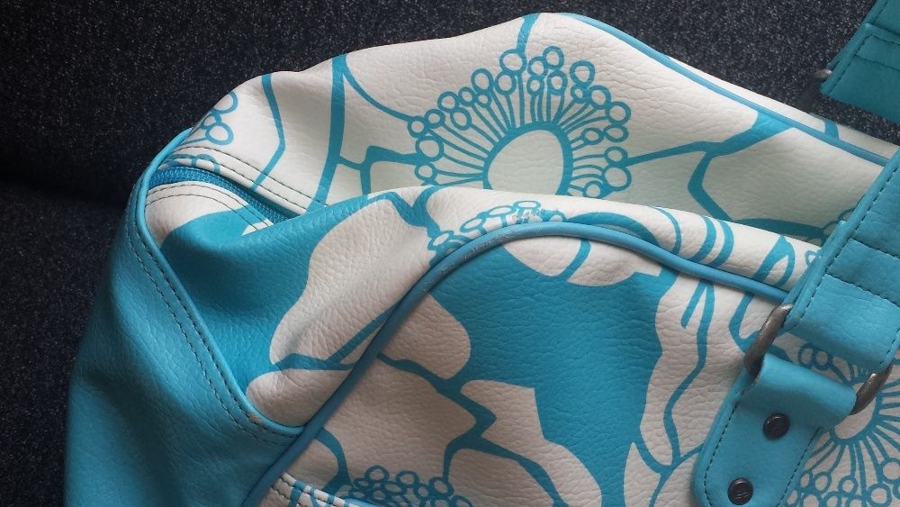 Torba podróżna Roxy skórzana z kółkami i kosmetyczką. Super stan