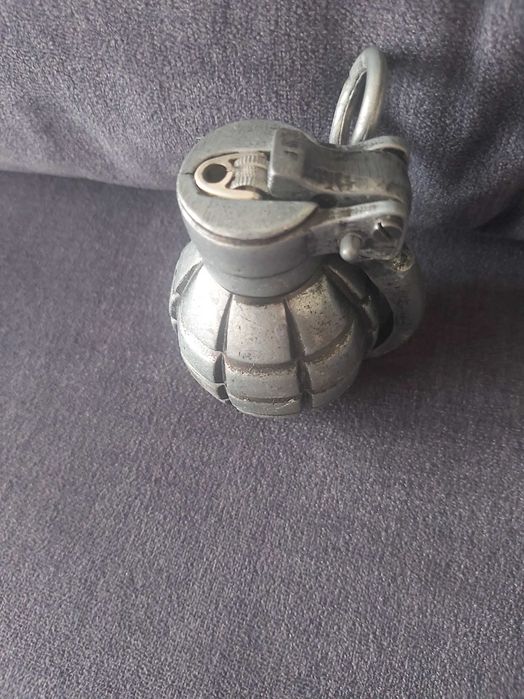 Isqueiro de colecção, de metal em forma de granada de mão.