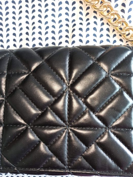 Clutch almofadada preta NOVA com alça dourada!