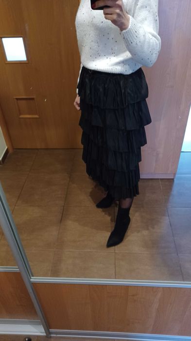 Czarna spodnica falbany