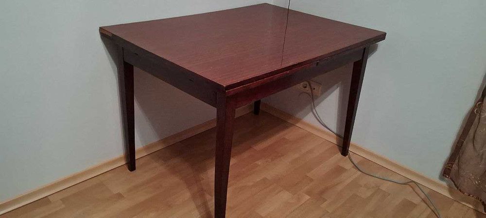 Стіл з стільцями