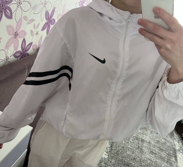 Ветрівка Nike жіноча