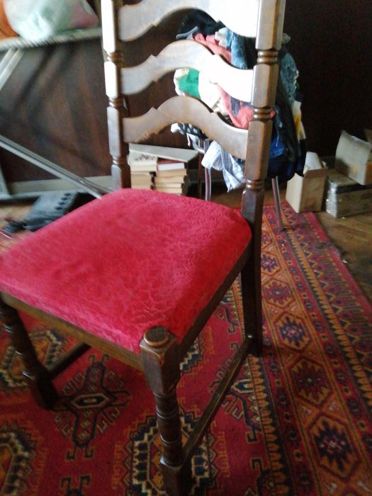 Важки дерев'яні стільці,під реставрацію