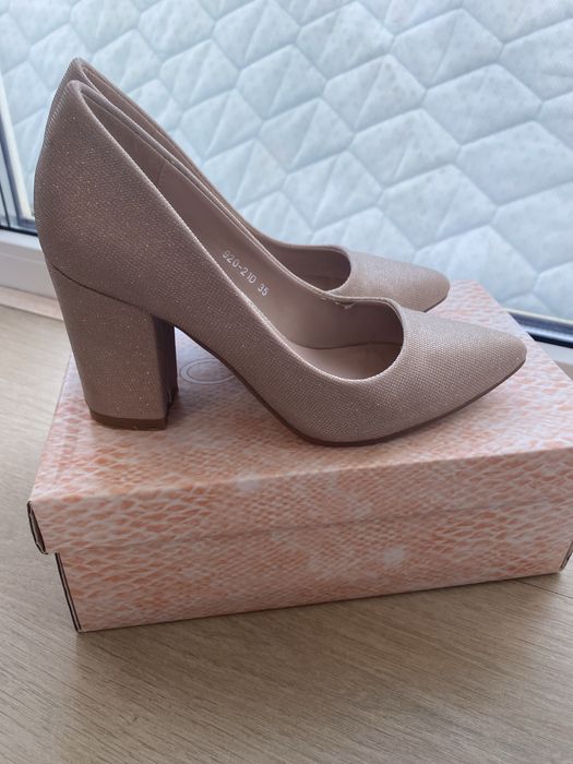 Туфлі на підборах