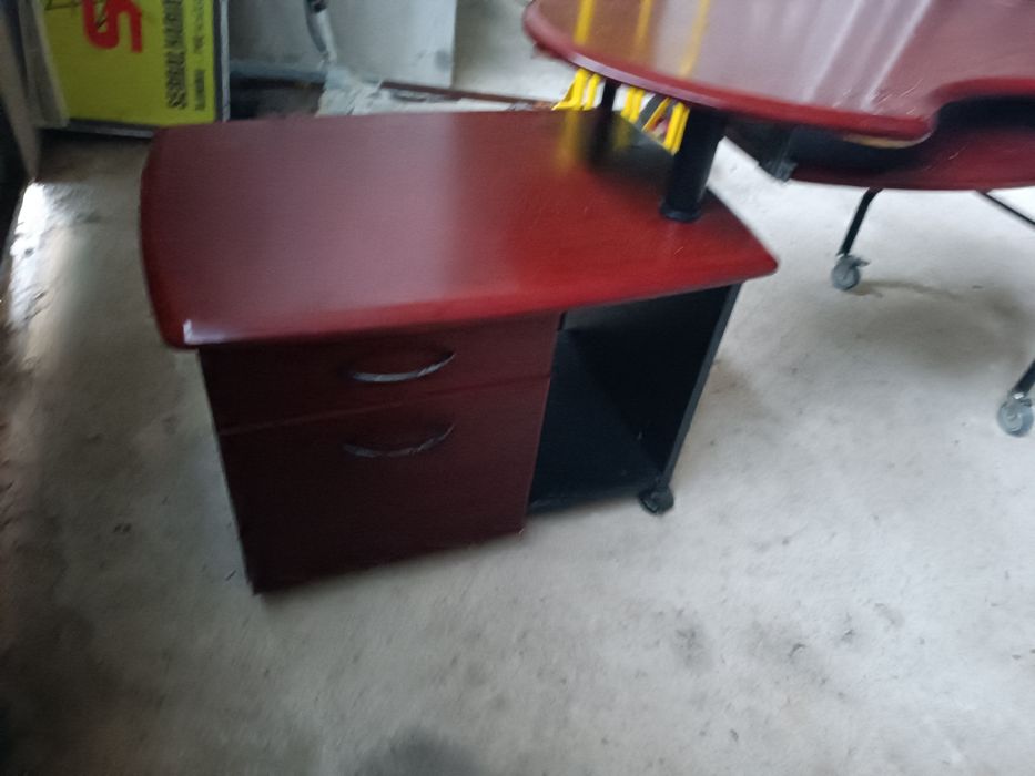 Mesa de escritório com gavetas e local para PC