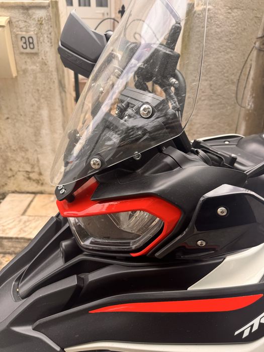 Trk 702x semi nova , conta com 8400km