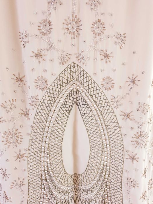 Vestido cru e dourado da marca Suite Blanco