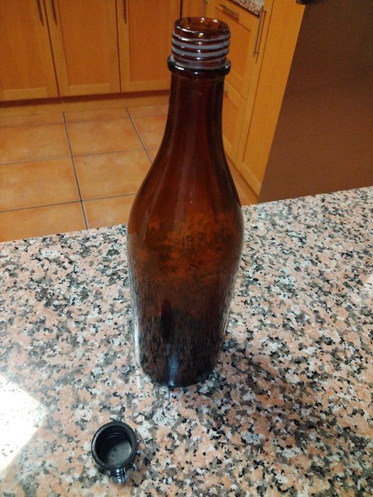 Garrafeira em tijolo + garrafas de rosca