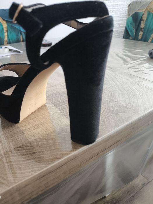 Piękne buty na obcasie