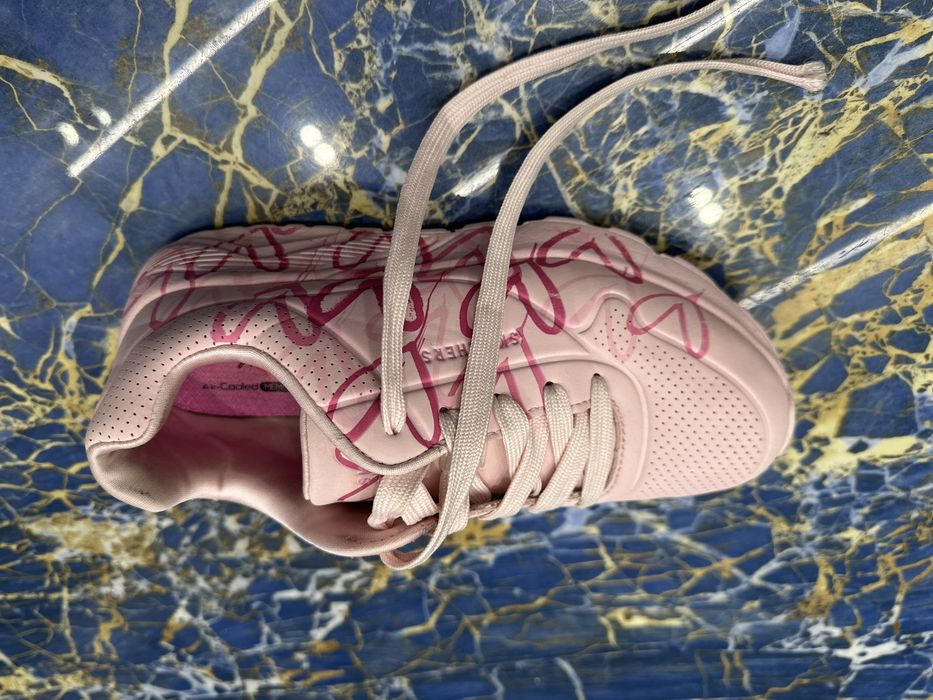 Фірсові кросівки skechers