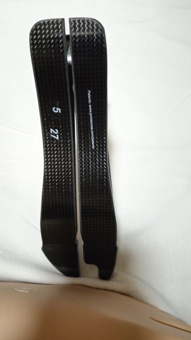 Протези правої і лівої стопи,.