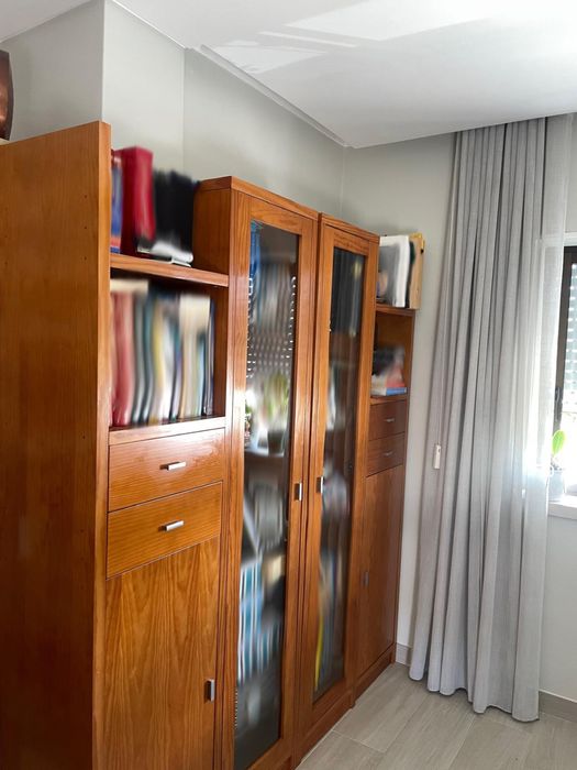 Móvel/ Cristaleira/ Livreiro de Sala/ Escritório Tons Cerejeira