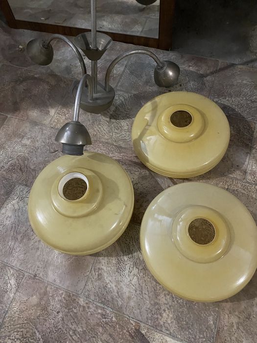Stara lampa z trzema kloszami