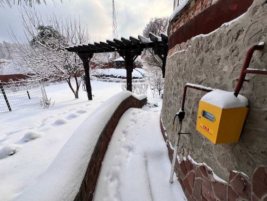 Архітектурна фортеця (>300м2) в 5км від Києва. Ділянка 18 соток з ланшафтним дизайном.