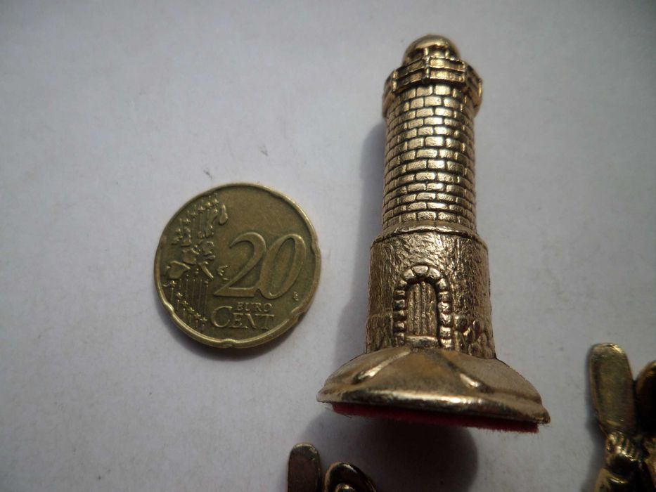 Lote 5 'Figuras' em Metal